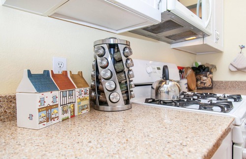 Old Bend House | Green Gables-2 Fireplaces,Salt Hot tub, 100+mbps Wifi, AC, Bikes, Big Yard,Walk!
