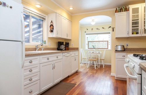 Old Bend House | Green Gables-2 Fireplaces,Salt Hot tub, 100+mbps Wifi, AC, Bikes, Big Yard,Walk!