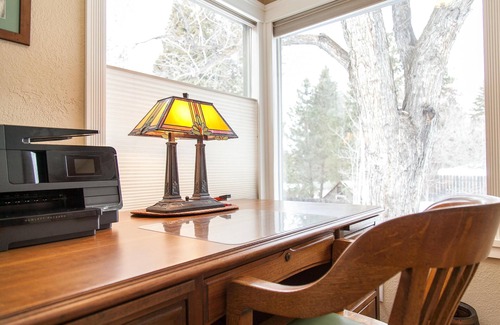 Old Bend House | Green Gables-2 Fireplaces,Salt Hot tub, 100+mbps Wifi, AC, Bikes, Big Yard,Walk!