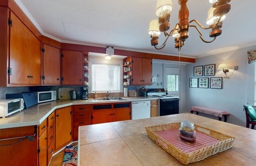 Wiscasset Condo | Green Gables: Charming Cottage and Grounds Near the Waterfront