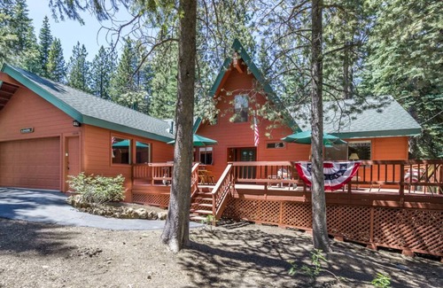 Truckee Cabin | Green Gables Mountain Lodge - Wood Burning Fireplace - Sleeps 8-12 Ping Pong