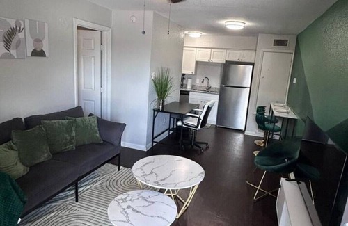 Greater Heights Apartment | Green Haven 1Bed by Downtown/Free Covered Parking