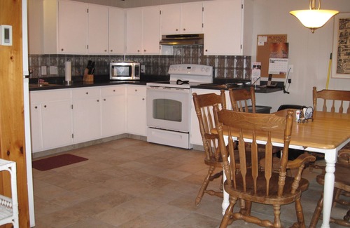 Kenyon House | Green Hill Beach 1 Mile - 5 Bedroom with new large deck. Sleeps 9
