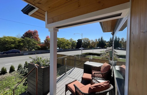 Phinney Ridge House | Green Lake 1st Line Lake View Home A with Central Air Conditioners