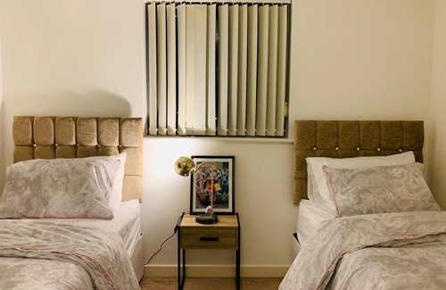 Aveley Apartment | Green Lantern, Private En-suite Double Room, Garden and Free Parking
