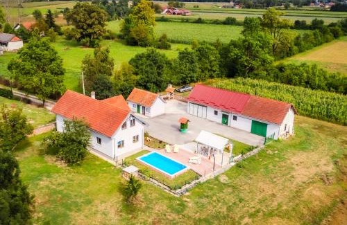 Rugvica House | Green Oasis Estate with Private Pool and Backyard near Zagreb