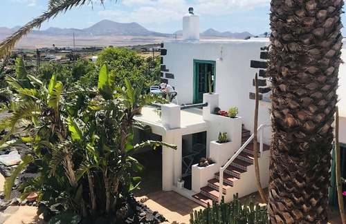 Teguise House | Green oasis with pool and view of the mountains of fire