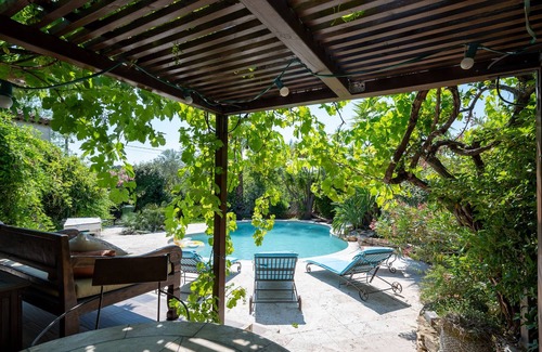 Le Mourillon Villa | Green setting at Cap Brun (Toulon, Var) Villa with spa pool close to beaches.