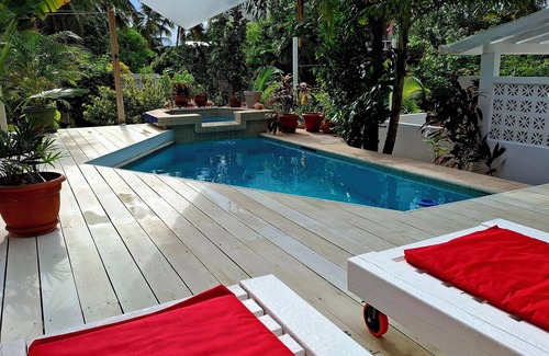 Caye Caulker Apartment | Green Studio - Amanda's Place - Pool and Tropical garden
