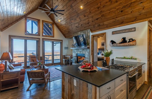 Banner Elk House | Green Valley I in Eagles Nest - Pet Friendly, Stunning long-range views, outdoor kitchen