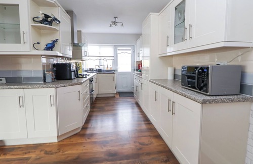 Towyn Cottage | GREENACRES, pet friendly, character holiday cottage in Towyn