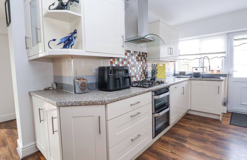 Towyn Cottage | GREENACRES, pet friendly, character holiday cottage in Towyn