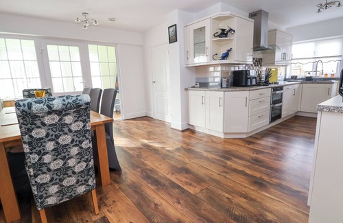 Towyn Cottage | GREENACRES, pet friendly, character holiday cottage in Towyn
