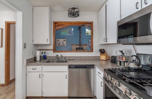Avery Cabin | Greene Gables- Cozy Mountain Retreat
