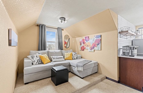 Dupont House | Greener Pastures Getaway - Downtown Frederick - 30 minutes to Boulder/Denver!