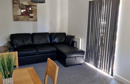 Stone Apartment | Greenhithe Cosy Apartment, Netflix and Sport Channels