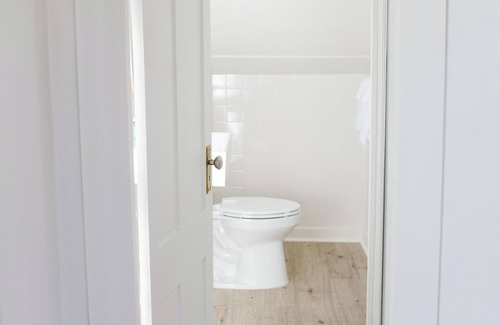 Boothbay Harbor Hotel | Greenleaf Inn Room 4 – Gorgeously Renovated Corner King w/Harbor & Island Views!