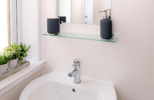Dundee Apartment | GreenStar Apartments - Short Walk Away Into Dundee City Centre - Next To Abertay University - Perfect For Your Short or Long Stays - Weekly & Monthly Offers For Your Longer Stays