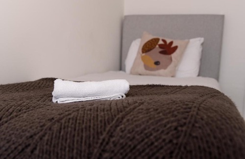 Dundee Apartment | GreenStar Apartments - Short Walk Away Into Dundee City Centre - Next To Abertay University - Perfect For Your Short or Long Stays - Weekly & Monthly Offers For Your Longer Stays
