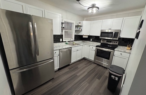 Mattoon House | Greenwave Cottage-Fully furnished 3 Bedroom home on the west edge of Mattoon