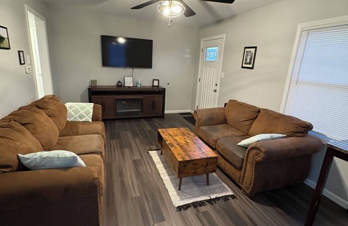 Mattoon House | Greenwave Cottage-Fully furnished 3 Bedroom home on the west edge of Mattoon