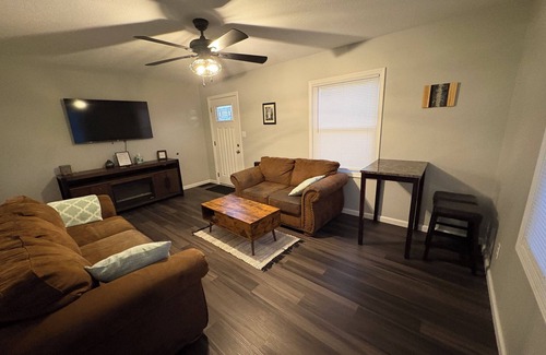 Mattoon House | Greenwave Cottage-Fully furnished 3 Bedroom home on the west edge of Mattoon