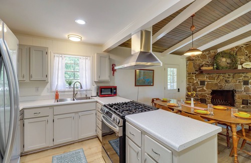 Greers Ferry Cabin | Greers Ferry Hideaway: Lake View, Boat Ramp Access