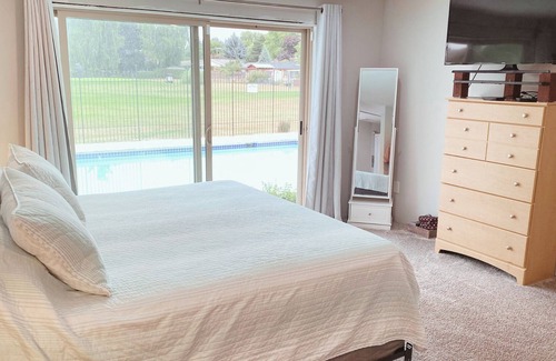 Gresham House | Gresham Golf Course - Ranch Style With Swimming Pool