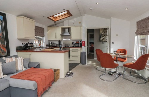 Warton Cottage | GRESSINGHAM VIEW LODGE, pet friendly, with a garden in Carnforth