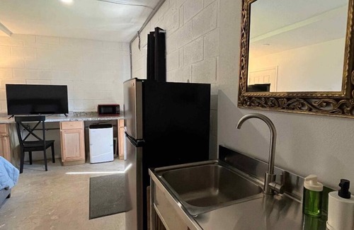 Taft House | Grey Lux studio with WiFi and AC in Orlando close MCO/Disney/Universal