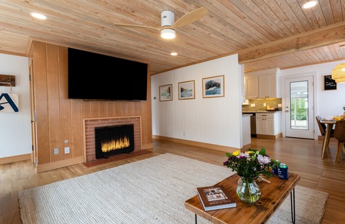 Seaside House | Grey Oak by AvantStay | Coastal Charm, Near Beach & Golf