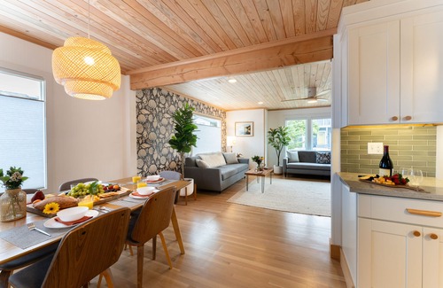 Seaside House | Grey Oak by AvantStay | Coastal Charm, Near Beach & Golf