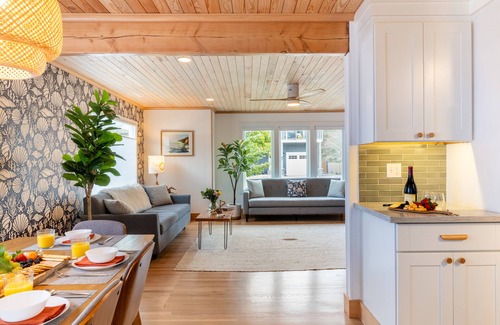 Seaside House | Grey Oak by AvantStay | Coastal Charm, Near Beach & Golf