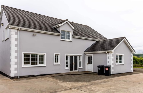 Coolbeg Cross House | Grianan Luxury Lodge by Wild Atlantic Wanderer