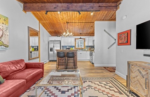 Stowe Area Ski Chalet | Griffin Country Lodge, Chalet 5 ~ a mile to Stowe Resort