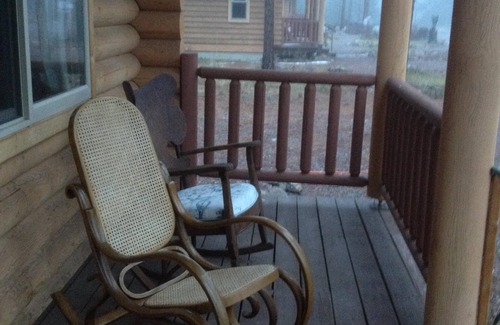 Superior Cabin | Grizzly Cabin at Lozeau Lodge Montana-Family Sized, comfortable and modern