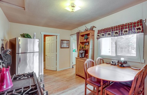 Big Bear Lake Cottage | 'Grizzly Pine' Cottage - Walk to Ski Beach Park!