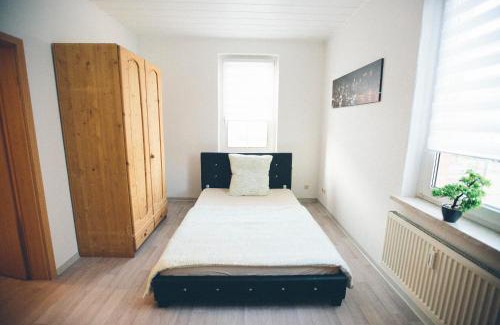 Schwarza Apartment | Große & voll ausgestattete Apartments, Studios, Doppelzimmer, Workspace, Parkplatz, Netflix, Prime & schnelles Wifi in ruhiger Lage mit Garten
