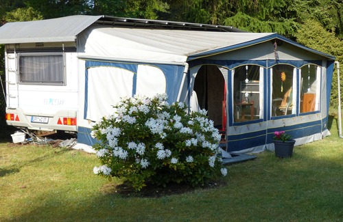 Mecklenburgische Kleinseenplatte House | Großer Wohnwagen mit Vorzelt