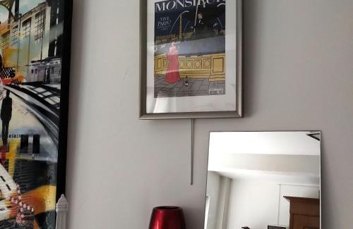 Neustadt-Sued House | Großzügiges Zimmer mit Badezimmer in Rheinwohnung