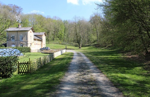 Mont-Saint-Jean Cottage | Groom's cottage is a secluded holiday home with a heated pool.Ideal for families