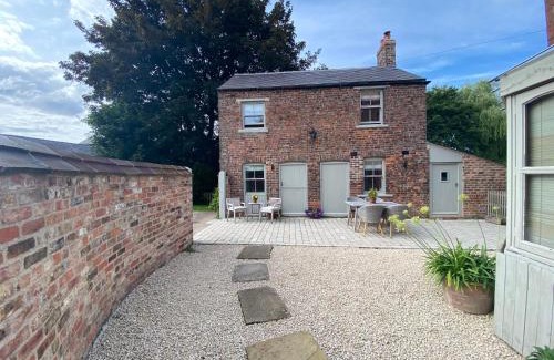 Sheriff Hutton House | Grooms Cottage by Sheriff Hutton Castle near York