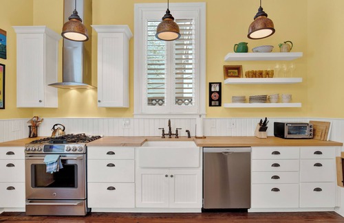 Historic Downtown Savannah House | Grooving on Gwinnett