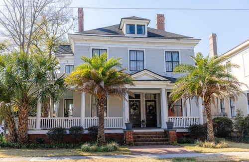 Metropolitan Apartment | Groovy Attic Apt in Starland District