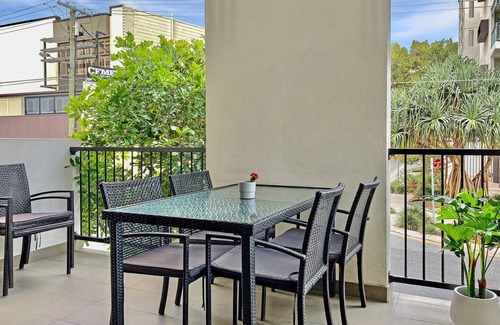 Bowen Hills Apartment | Groovy & Cool~1Bed/1Bath/1Car~Close to everything!