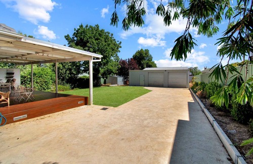Mount Austin House | Groovy Getaway - Retro Style, Near CBD