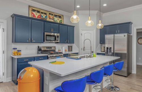 Shreveport House | Groovy, New & Modern! Tv in each room.