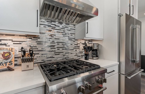 Katie Hill Neighborhood House | Groovy -Rooftop Patio w/Hot Tub -Mins to Broadway