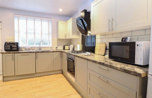 Lowestoft Cottage | GROSVENOR HOUSE, pet friendly, character holiday cottage in Lowestoft