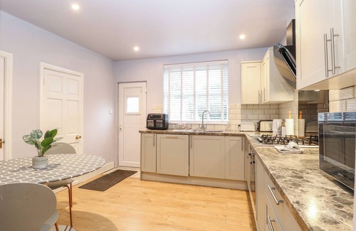 Lowestoft Cottage | GROSVENOR HOUSE, pet friendly, character holiday cottage in Lowestoft